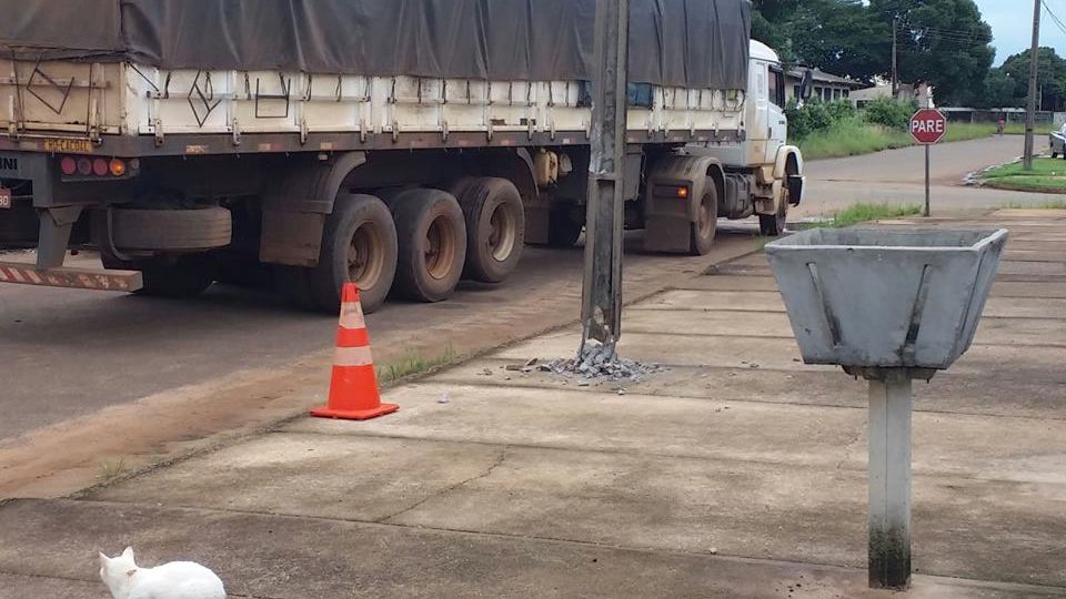 Flagrante: caminhoneiro é autuado por embriaguez após danificar poste em Vilhena
