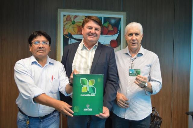 Em viagem à capital, prefeito recebe o cartão “Mais Calcário” para Cerejeiras