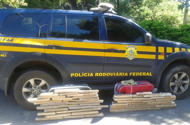 Dupla que trazia mais de 50 kg de maconha para Rondônia é presa pela PRF
