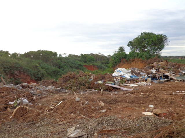 Cratera em bairro vilhenense continua colocando em risco casas próximas