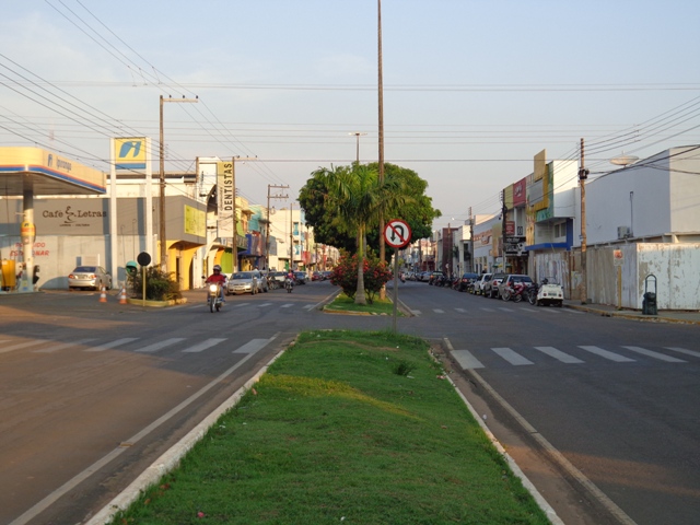 Lojas realizam liquidações para atrair clientes em mês considerado ruim para o comércio 