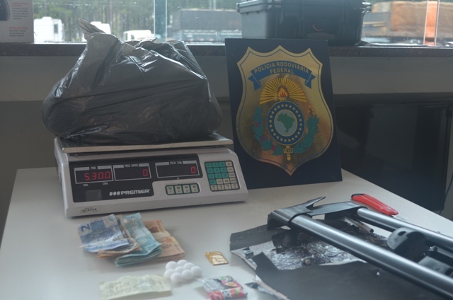 “Mula” é detida com mais de 5 kg de pasta base de cocaína em Vilhena