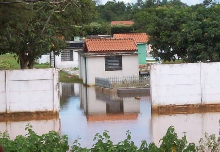 ENXURRADA INVADE CEMITÉRIO EM PIMENTA