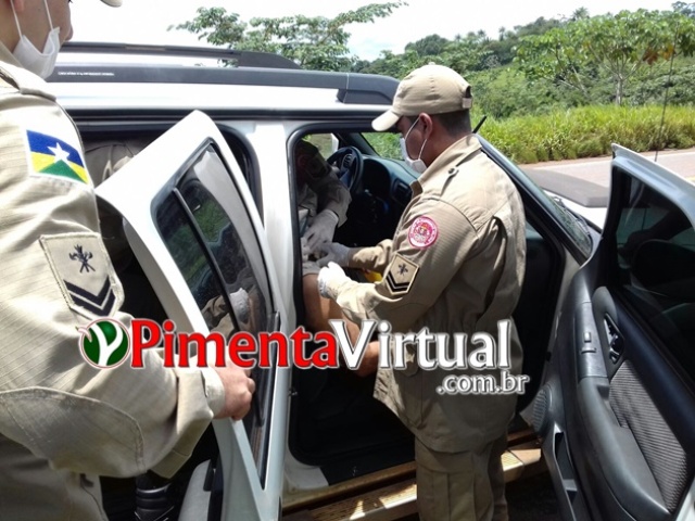Vilhenense passa mal ao volante e tomba carreta na BR 364; Bombeiros resgataram