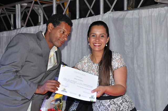 Rosangela Donadon realiza entrega de certificados da escola do legislativo em Vilhena