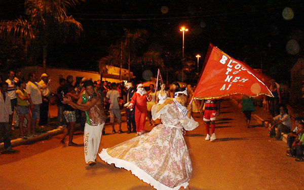 Enquanto Vilhena cancela carnaval de rua, menor cidade do Cone Sul cai na folia