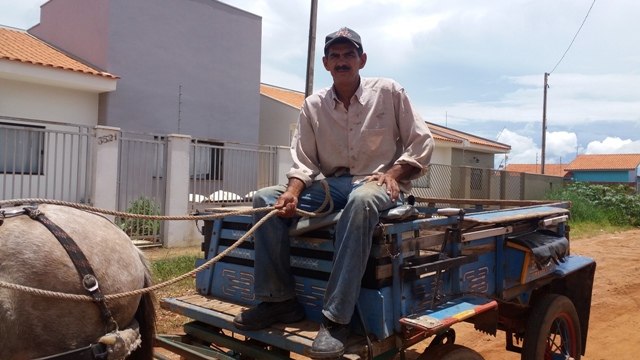 Em Vilhena, carroceiro revela: “Construí minha casinha trabalhando com fretes”