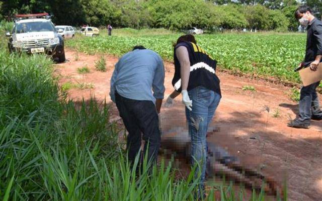 Corpo com marcas de violência estava sendo devorado por urubus em Vilhena