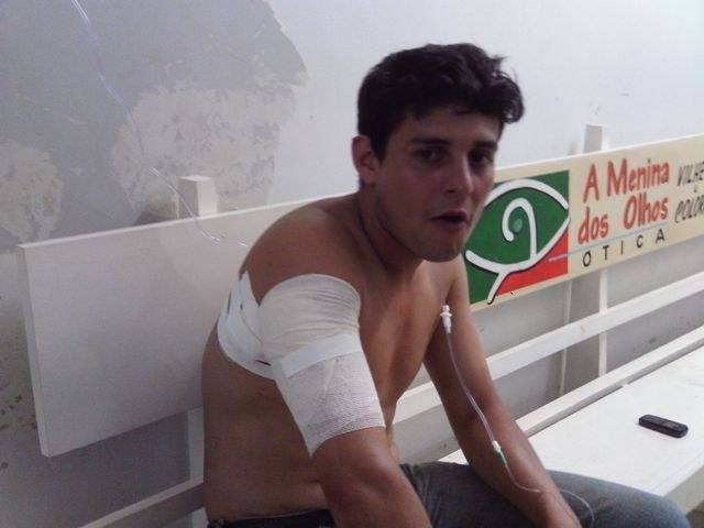 POR ENGANO, JOVENS SÃO ATACADOS E ESFAQUEADOS POR GANGUE