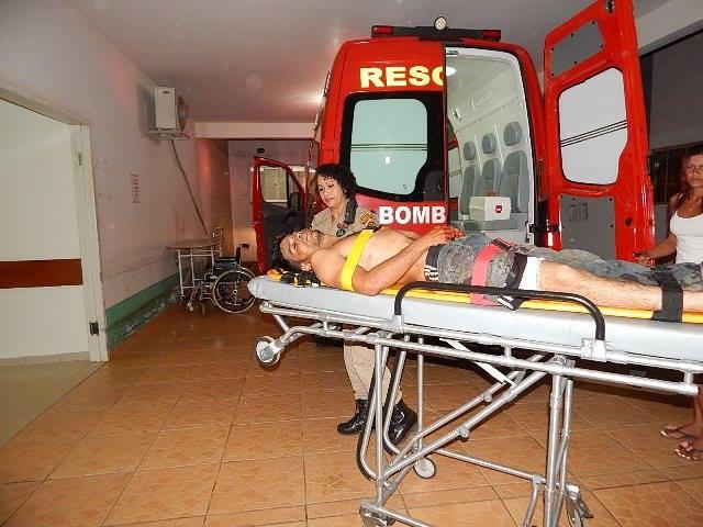 Esfaqueado por desconhecidos, homem escapa da morte pedindo socorro a populares