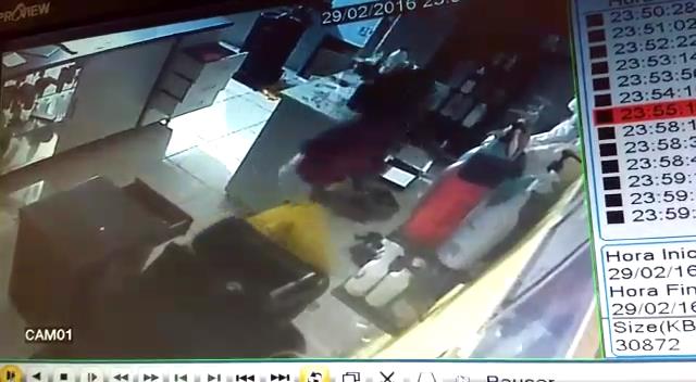Veja imagens: vídeos mostram mulher furtando salão de beleza em Cerejeiras