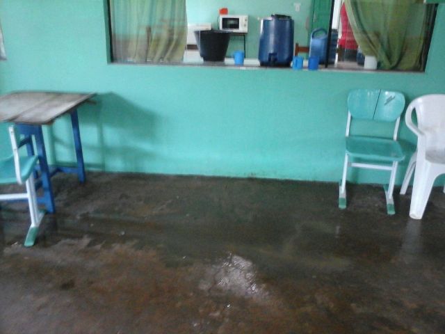 VEJA FOTOS: mãe de aluna denuncia caos e perigos em escola municipal de Vilhena