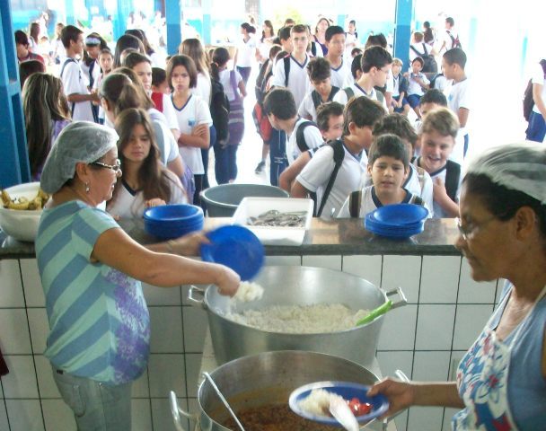 TCE suspende licitação para compra de 8 toneladas de frango para escolas em Vilhena