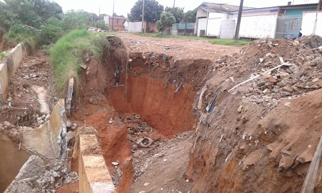 Desbarrancou de vez: chuva destrói obra milionária contra enxurradas em Vilhena
