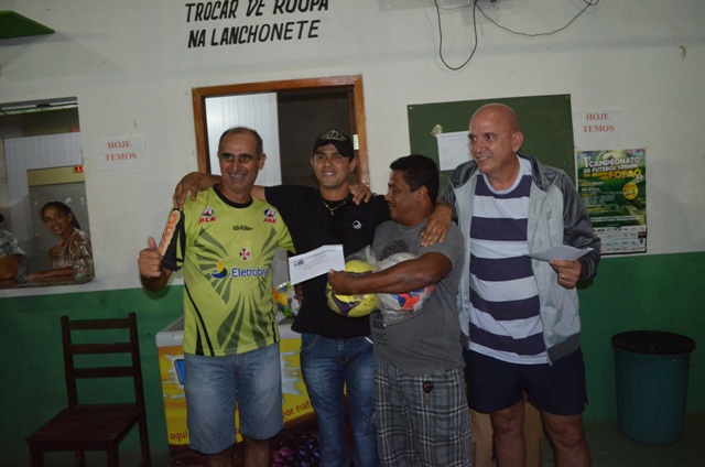   Gelson defende pênalti e Glauber conquista título do Campeonato Os peladeiros 