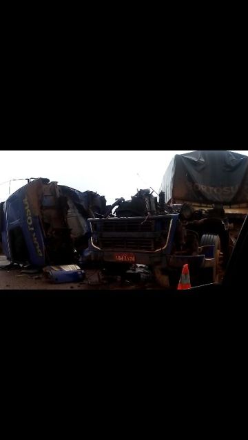 VEJA FOTOS: carretas se chocam violentamente na BR 364, a 45 km de Vilhena