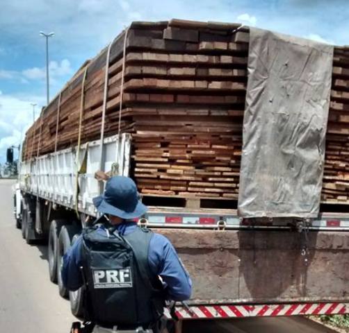 PRF de Vilhena apreende carregamento irregular de madeira que seguia para Goiás