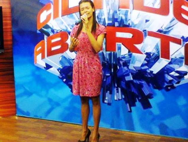 Sem reconhecimento na cidade, cantora gospel de Cerejeiras faz sucesso no país