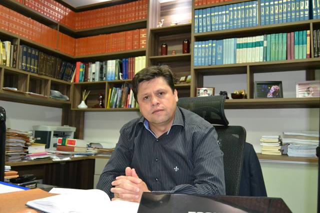 Desabafo envenenado no Facebook: líder empresarial chama colega de “cara de pau”