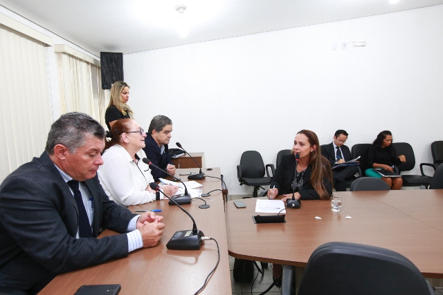 Deputada Rosangela Donadon busca solução para impasse educacional em Cabixi