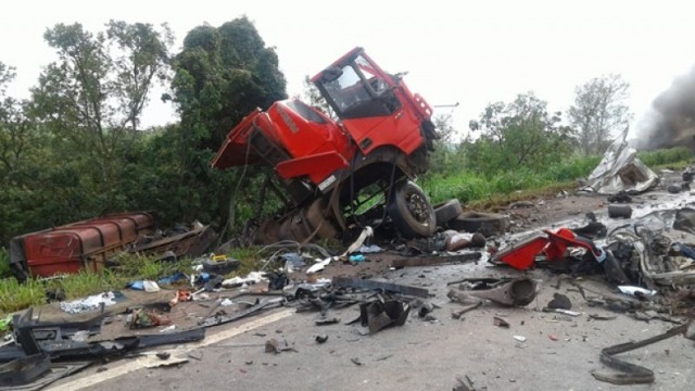 Vilhena: choque entre carretas interdita BR 364 e deixa caminhoneiro morto