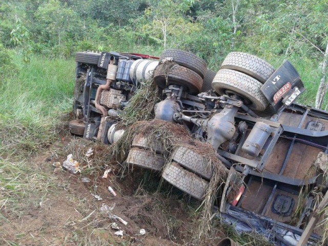 Confirmada identidade do motorista morto no choque entre caminhões na BR 364