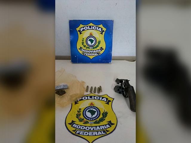 PRF de Vilhena prende médico e empresário com arma e maconha em picape