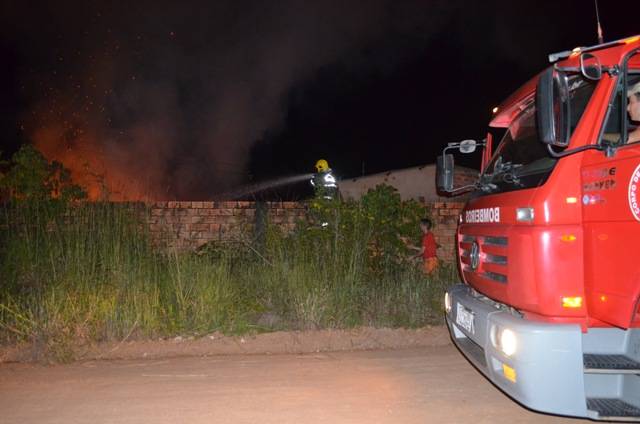 Fogão à lenha causa incêndio no Setor 29 e mobiliza Bombeiros
