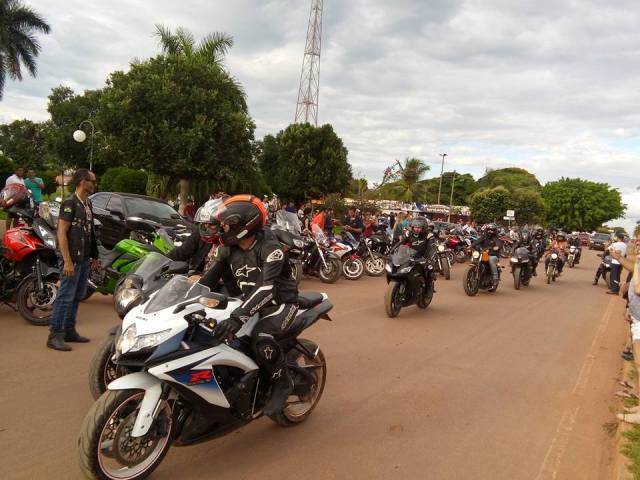 Encontro de motociclistas e show de rock agitaram Cerejeiras no final de semana