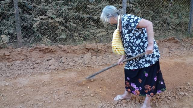 Mulher cujo marido ficou paraplégico em obra da prefeitura “refaz” serviço em Vilhena