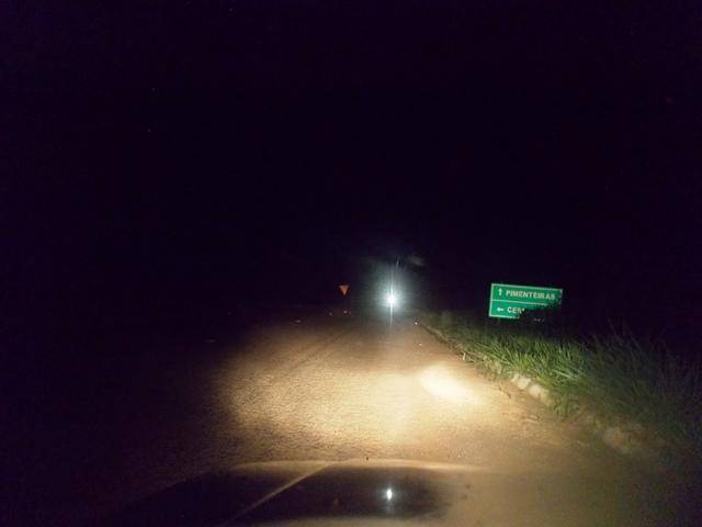 Em Cerejeiras, trevo mal iluminado em rodovia vira “armadilha” para motoristas