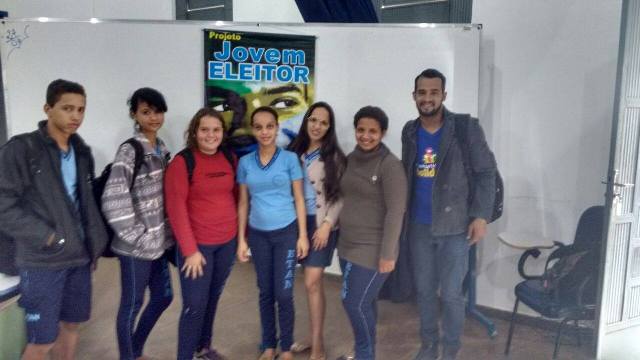 Voluntários realizam palestras que orientam jovens eleitores em Cerejeiras