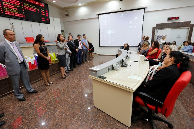 Presidente da Assembléia homenageia deputada vilhenense pelo Dia das Mães