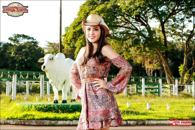 Estudante de 17 anos estreia na passarela disputando título de Rainha da Expovil