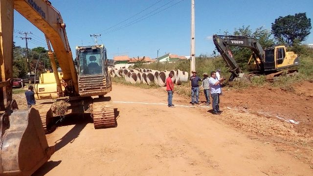 Prefeito cancela contrato de empreiteira e obra de pavimentação recomeça em Vilhena
