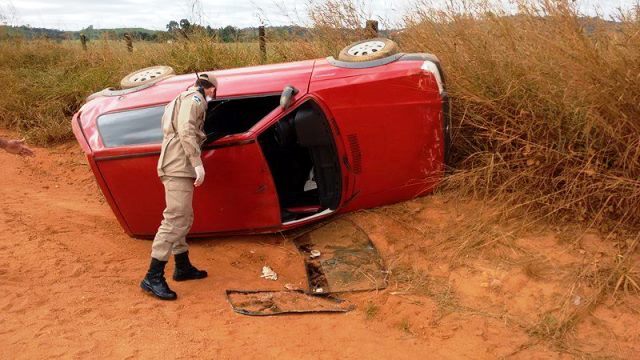 Carro com mulher grávida a bordo capota em estrada rural na cidade de Cerejeiras