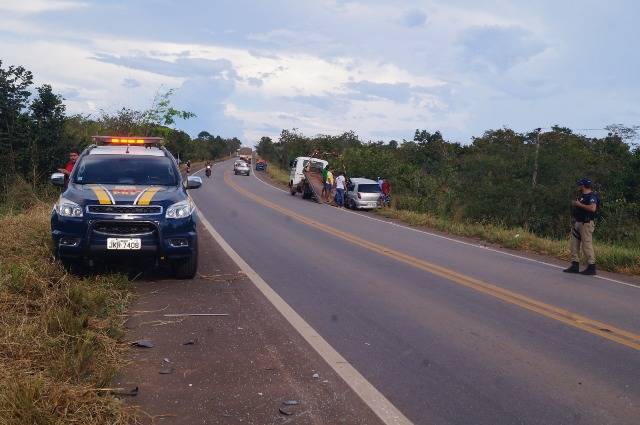 Carro com família vilhenense se envolve em acidente na BR 364; motorista morre na hora