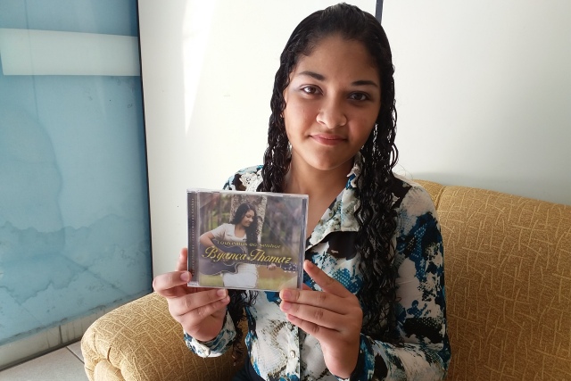 Aos 14 anos, cantora gospel vilhenense faz lançamento de seu primeiro CD