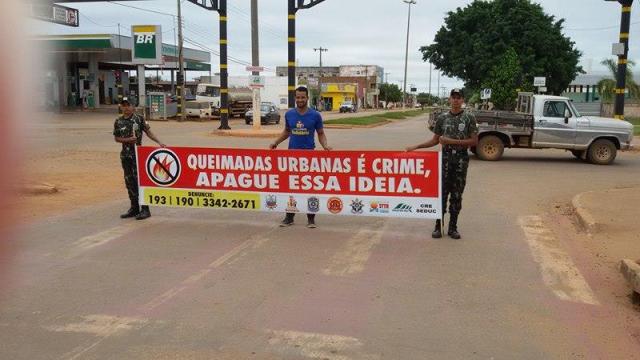 Cerejeiras: com cartazes, voluntários alertam população sobre queimadas de lixo doméstico