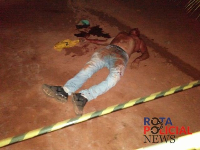 Atingido por tiro, homem agoniza e morre em frente a casa do irmão em Corumbiara