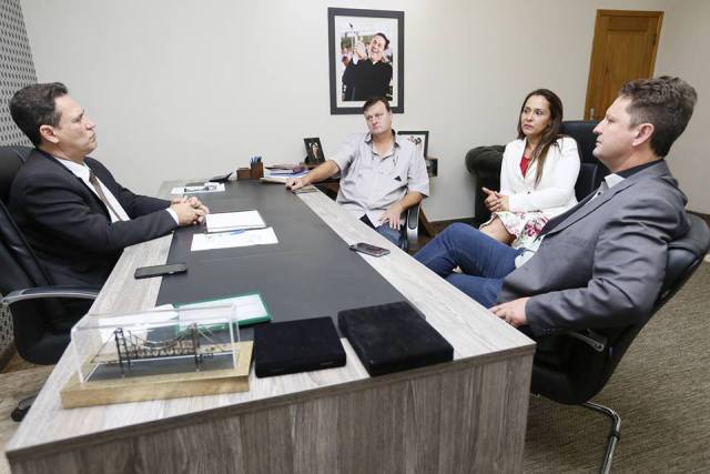 Ao lado de prefeito e vereador, deputada confirma ambulância Semi-UTI para Vilhena