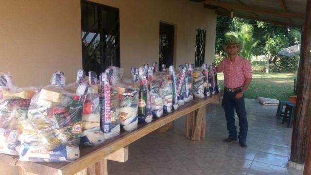 Vencedor de rodeio em Colorado doa todo o prêmio em cestas básicas para carentes