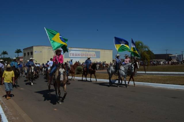 Cavalgada faz cidade entrar no clima da Expovil 2016; desfile contou com a presença da rainha