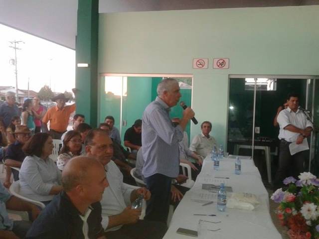 Em Cerejeiras, prefeito inaugura obra com recursos de Natan mantidos por Amir Lando