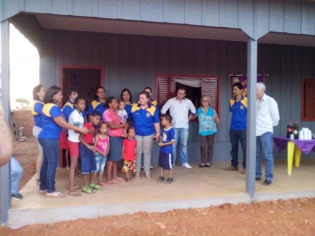 Voluntários do Lions Club doam casa para mulher com seis filhos em Cerejeiras