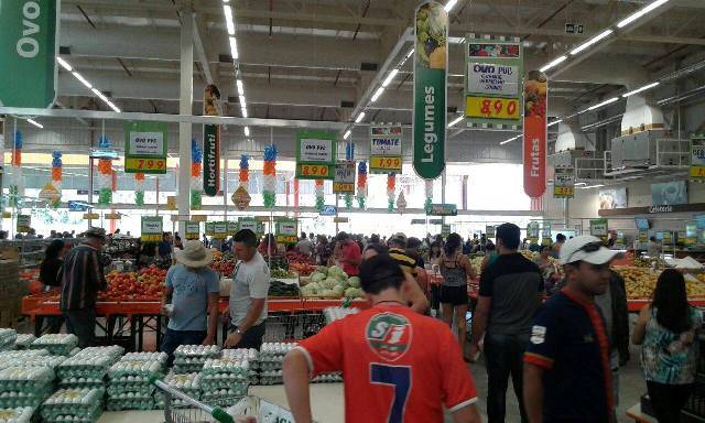 Estreando em Vilhena, Atacadão cumpre promessa de preços baixos, mas filas irritam clientes