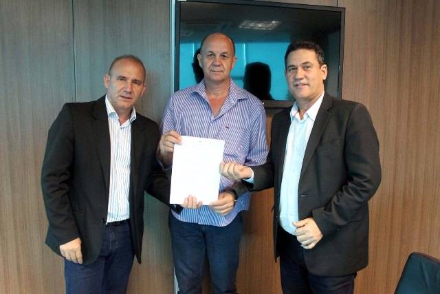 Prefeito de Chupinguaia recebe R$ 468 mil do Fitha e promete recuperar estradas