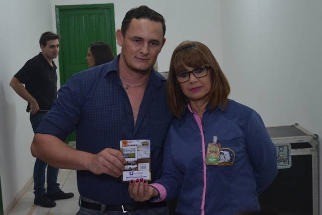 Homem ganha sozinho primeiro carro sorteado na Expovil 2016