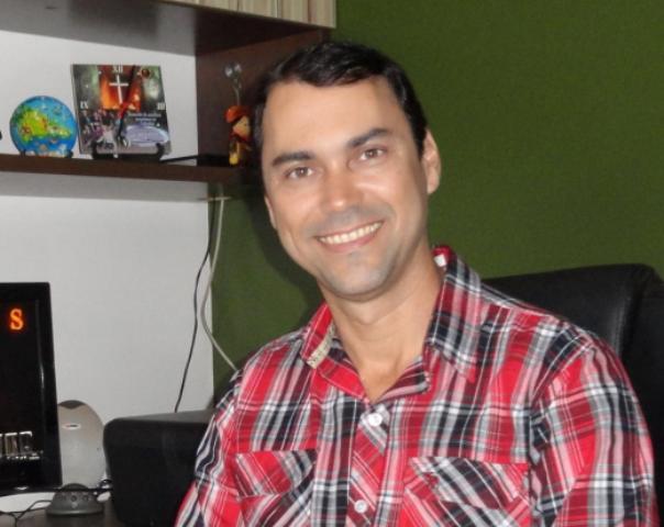 Jornalista sai em defesa de cantor e desmente declaração preconceituosa contra Vilhena