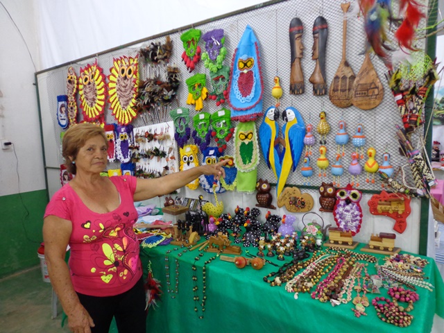 Artesã de Porto Velho expõe trabalho indígena na Expovil